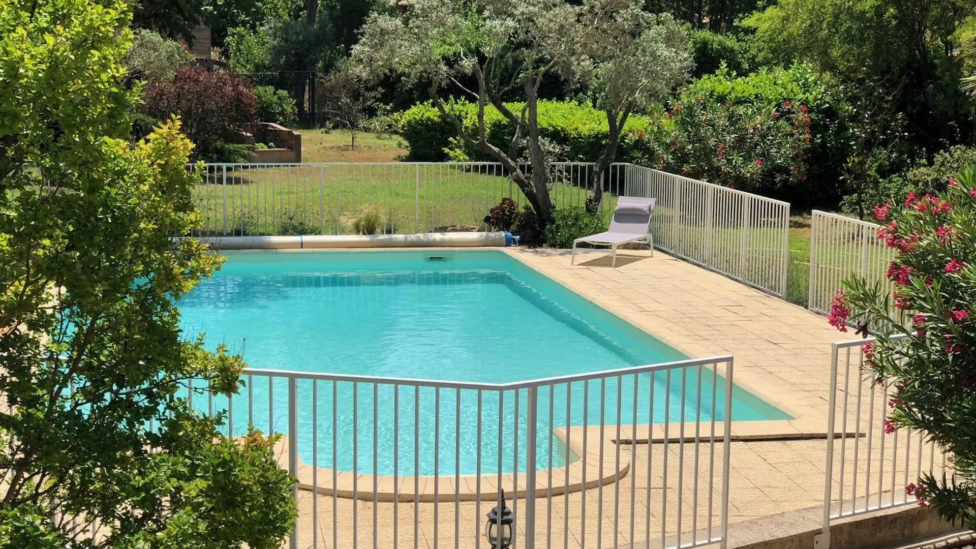 Gite 5 A 7 Personnes En Provence Dans Grand Jardin Avec Piscine Partagee Корнийон-Конфу